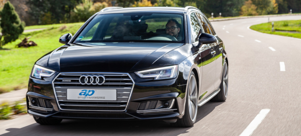 Audi A4 Avant mit ap Gewindefahrwerk auf einer Landstraße